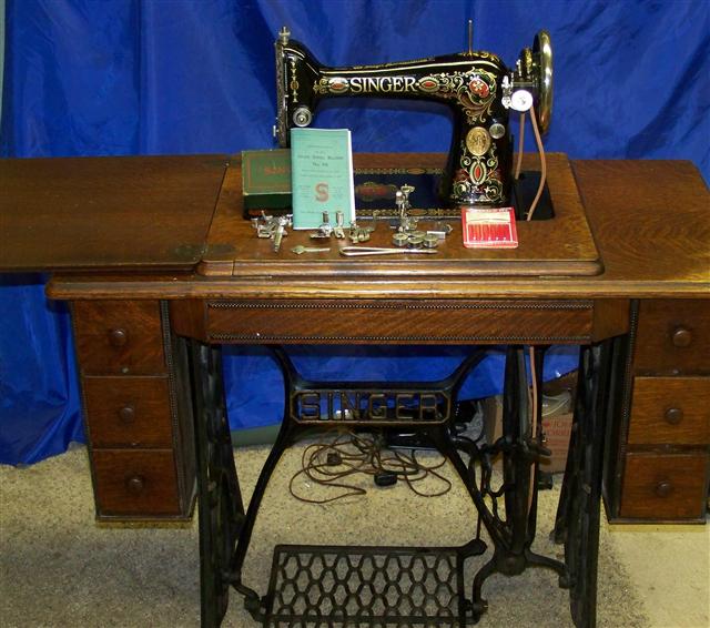 SINGER 66 REDEYE 1924 TREADLE SEWING MACHINE