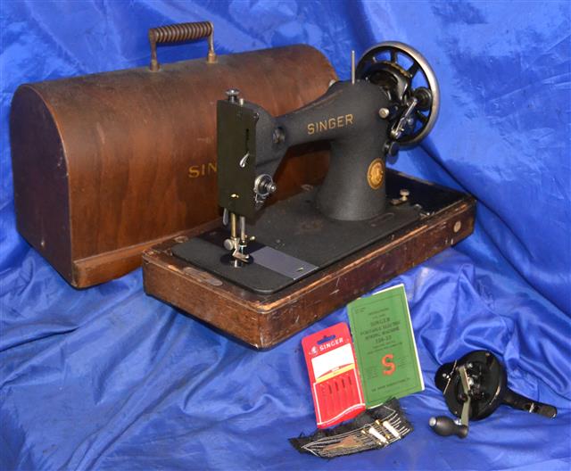 SINGER 12823 LONG SHUTTLE HAND CRANK SEWING MACHINE