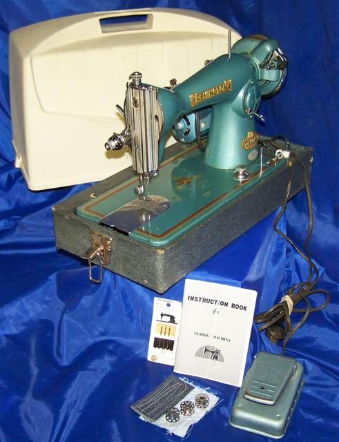 REMINGTON DELUXE 15 CLASS SEWING MACHINE